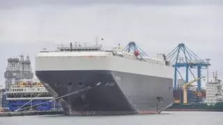 ¿Cuántos coches caben en el barco descomunal atracado en el Puerto de Las Palmas?