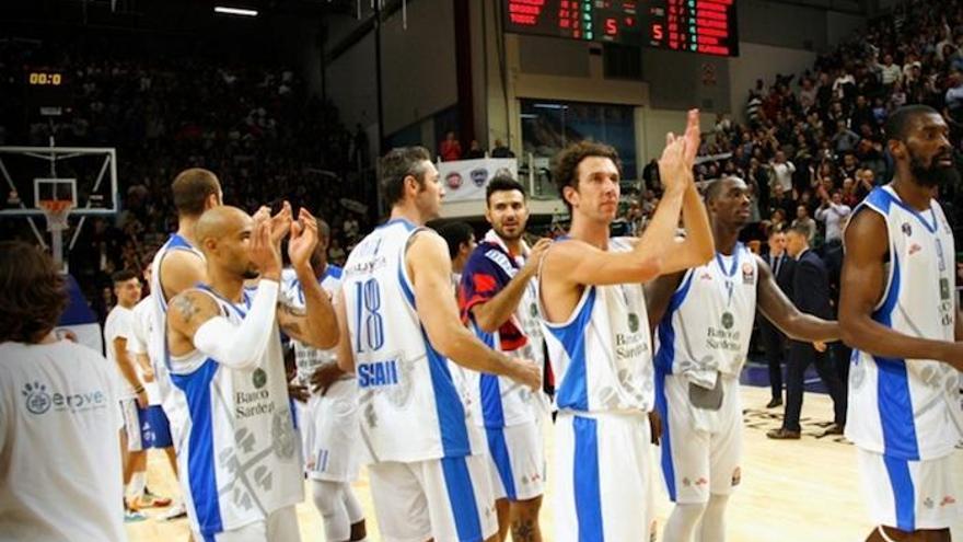 Los jugadores del Sassari celebran su única victoria en Euroliga, el pasado curso ante el Zalgiris.