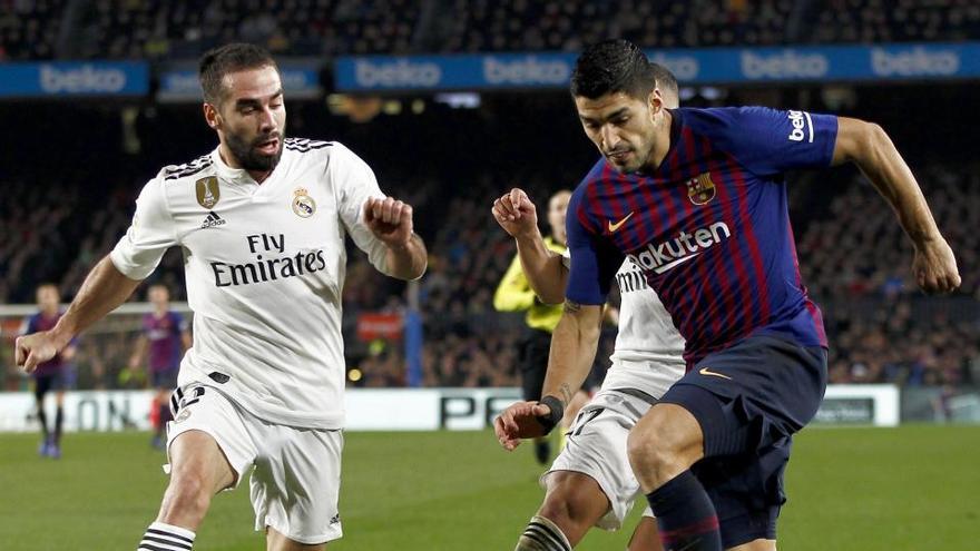 Dani Carvajal (izq), en un partido de una temporada anterior ante el FC Barcelona