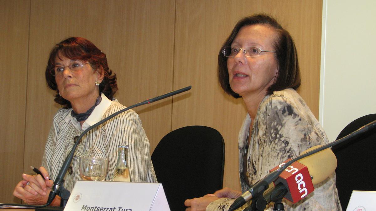 Esther Giménez-Salinas, que serà la nova síndica de Greuges, amb l&#039;exconsellera de Justícia Montserrat Tura el 2008