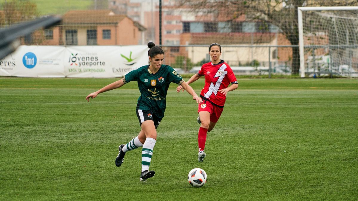 Mireia controla el balón durante el Cacereño-Rayo en Pinilla.