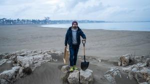 Pelets de plastico en la playa de La Pineda, Rodri Castellvi, coordinador de GoodKarma haciendo un muestreo de microplasticos en la playa de la Pineda