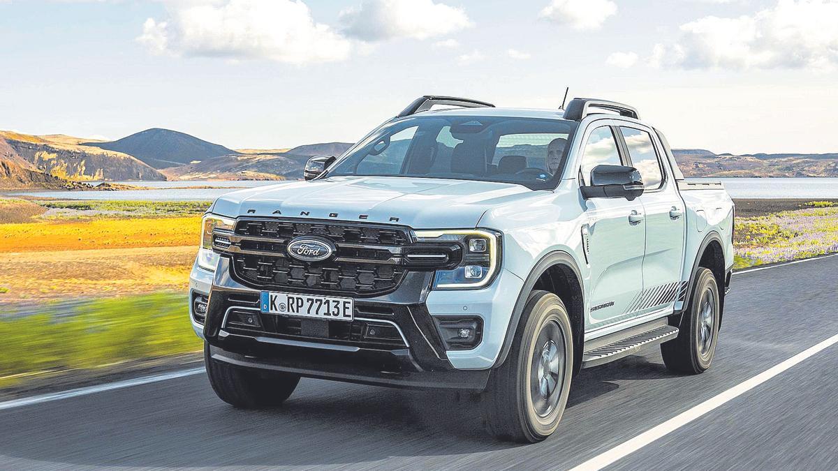 El Ford Ranger Híbrido Enchufable combina sus legendarias capacidades de carga y remolque con hasta 52 kilómetros de autonomía eléctrica.