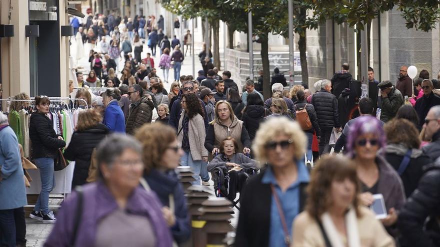 Gent passejant per Santa Clara durant la Botiga al Carrer.  | MARC MARTÍ