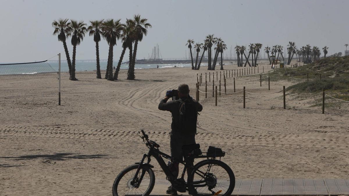 Playa de Canet, en el inicio de la campaña de Semana Santa.