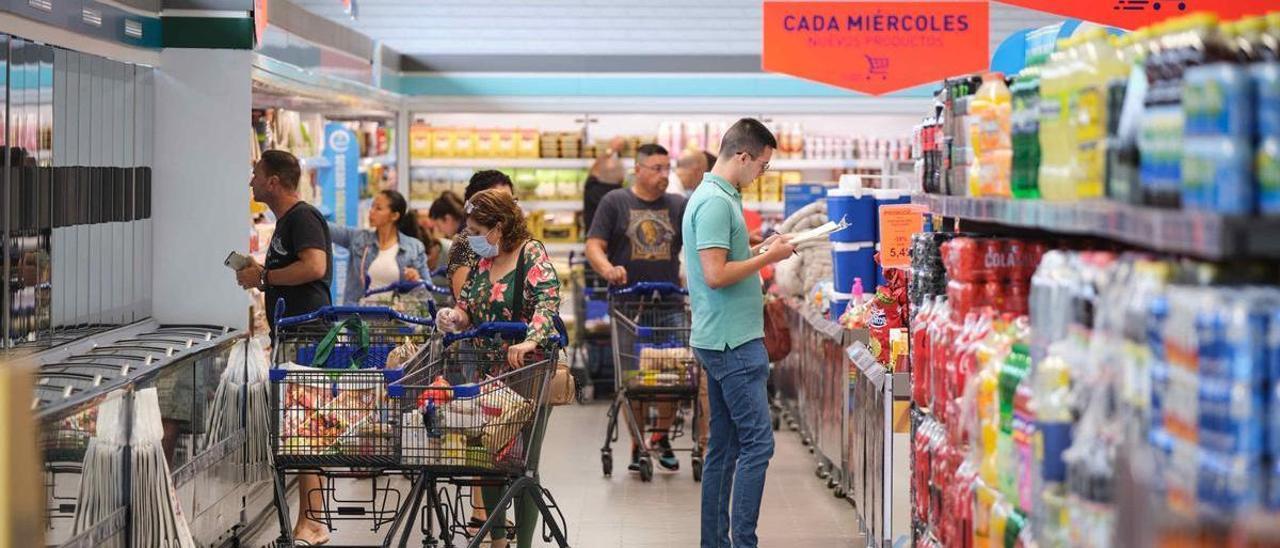 Una mujer realiza su compra en un supermercado en Tenerife.