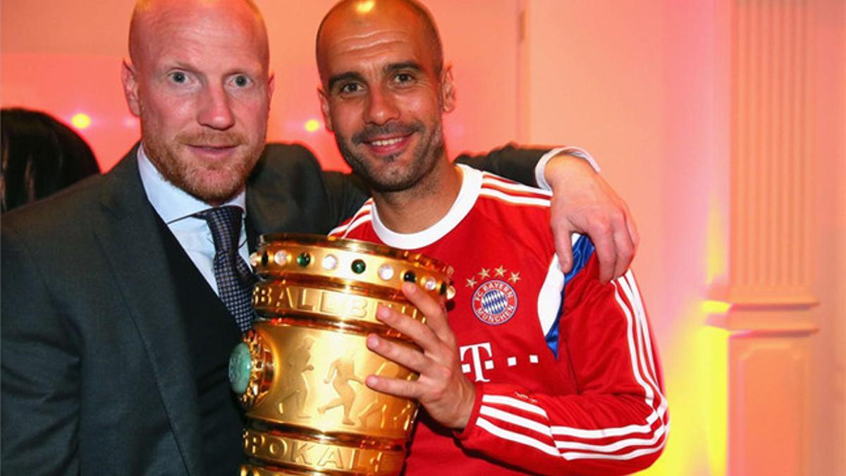 Sammer, posando meses atrás con Guardiola tras ganar la Copa de Alemania