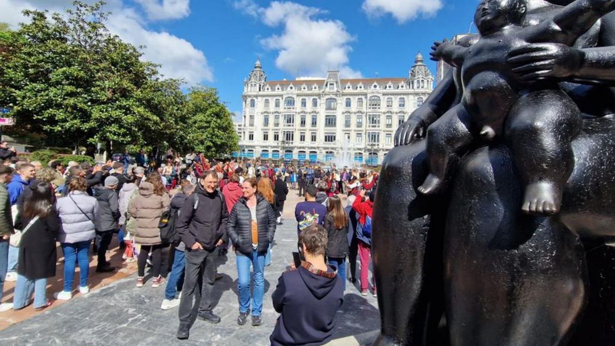 La Escandalera, ayer, llena de turistas.