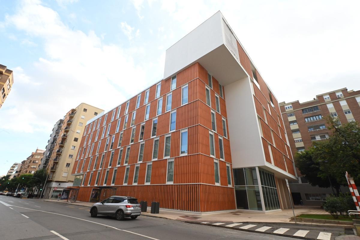 Edificio nuevo en la plaza Borrull destinado a los servicios sociales.