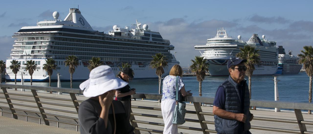 El Puerto de Alicante ha llegado a atender hasta a tres cruceros en un día en su mejor etapa a mediados de la década de 2000