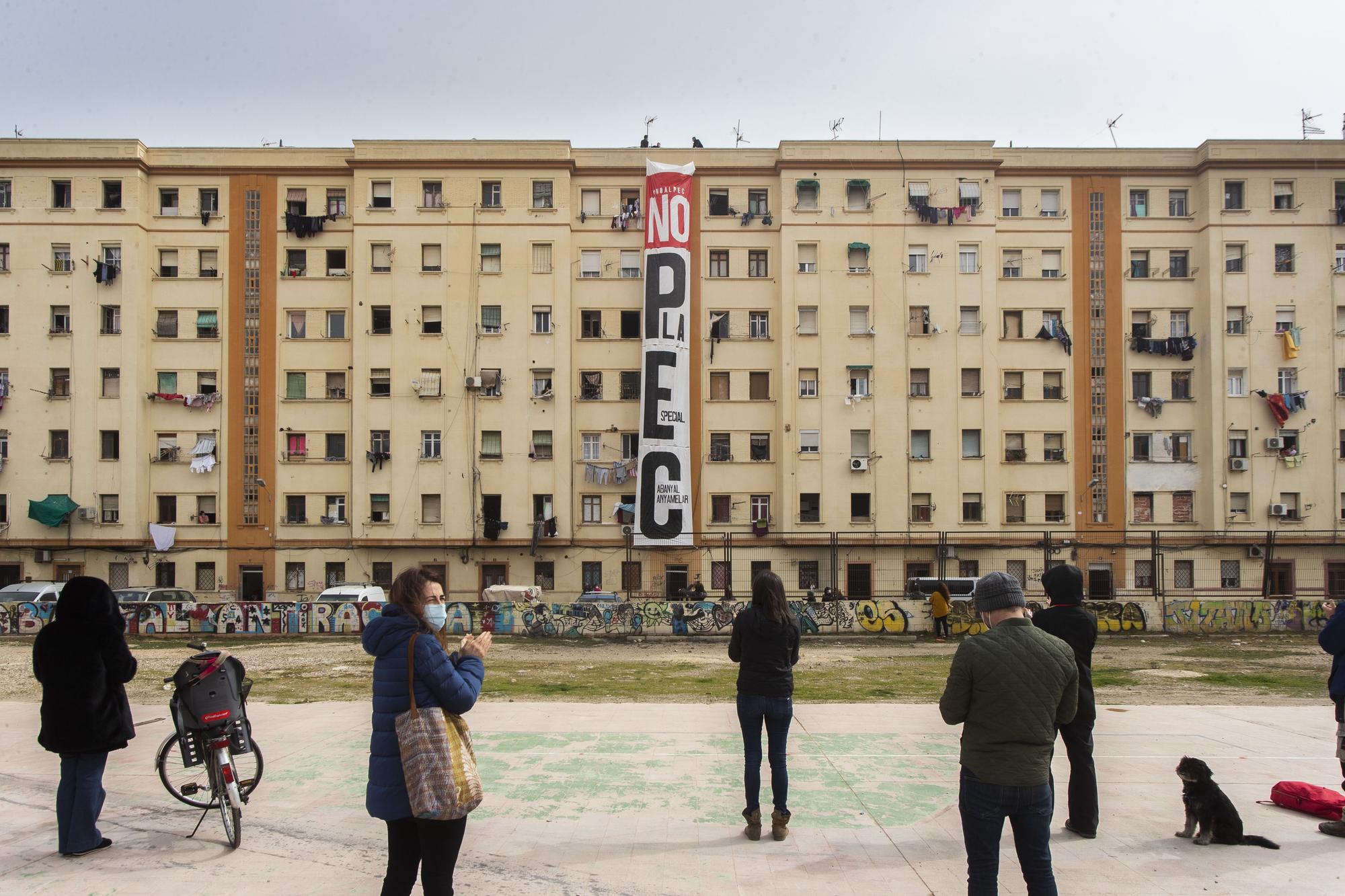 La llamativa protesta de vecinos del Cabanyal contra el PEC