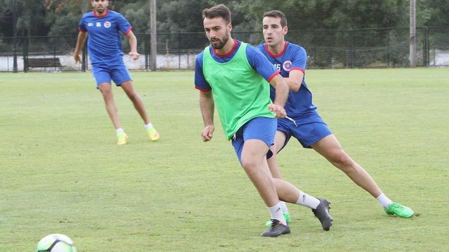 Joni, presionado por Luis González, en un entrenamiento de la UD Ourense. // Iñaki Osorio