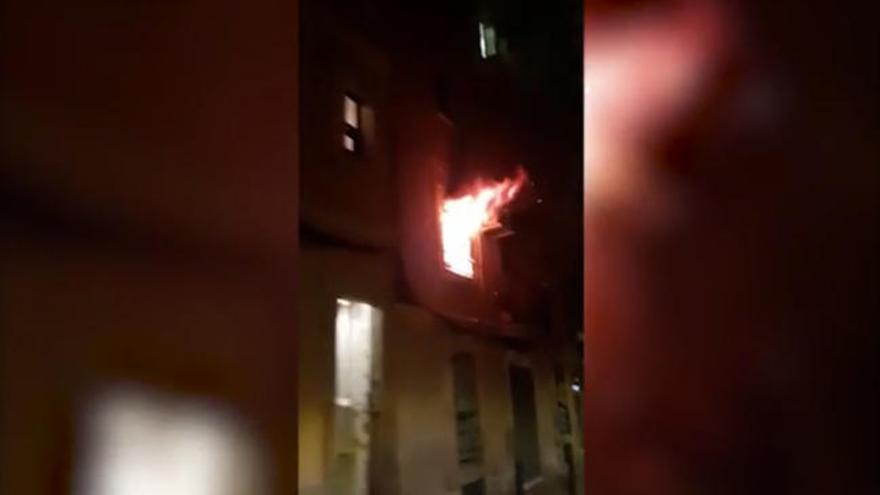 Los Mossos investigan el incendio en un piso de Barcelona con un hombre atado en su interior