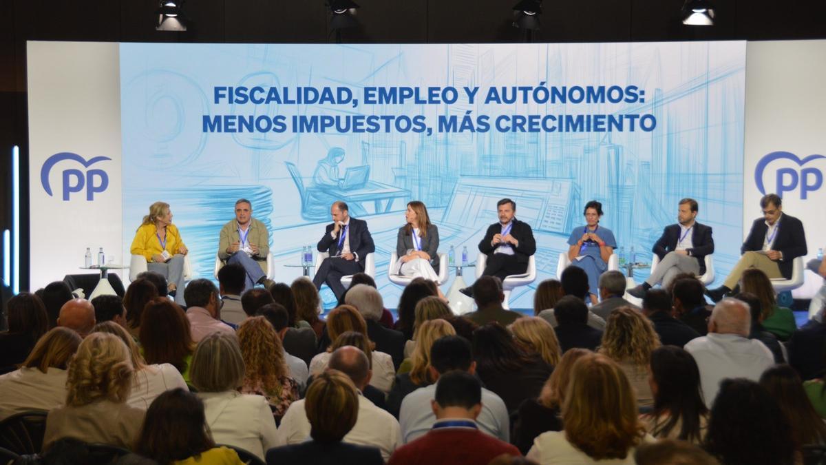 Mesa sobre fiscalidad, empleo y autónomos: menos impuestos, más crecimiento, en el marco de la 27 Interparlamentaria del PP, en Sevilla