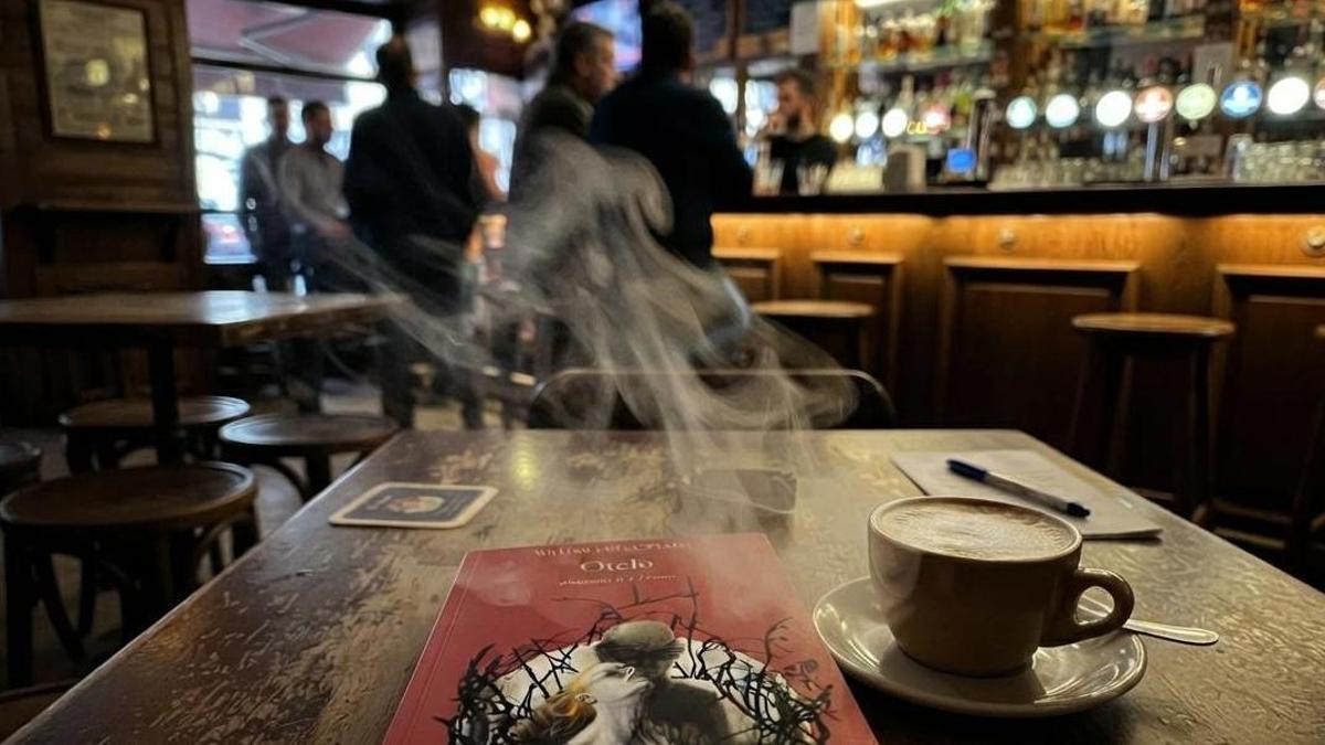 Unha edición de ‘Otelo’ xunto a unha cunca de café