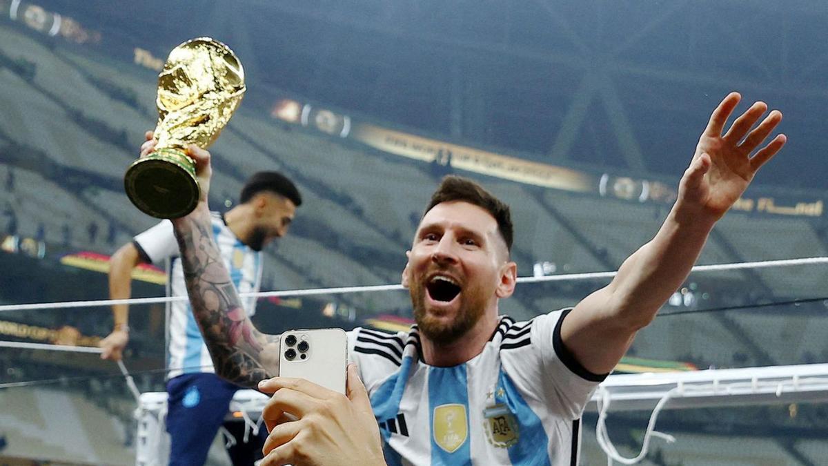 Leo Messi celebra la Copa del Món conquistada amb l’Argentina fa un any. | HANNAH MCKAY / REUTERS
