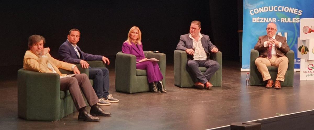 El gerente de Reyes Gutiérrez, Juan Antonio Reyes, primero por la derecha, en el foro agrícola de Almuñécar. | F. E.