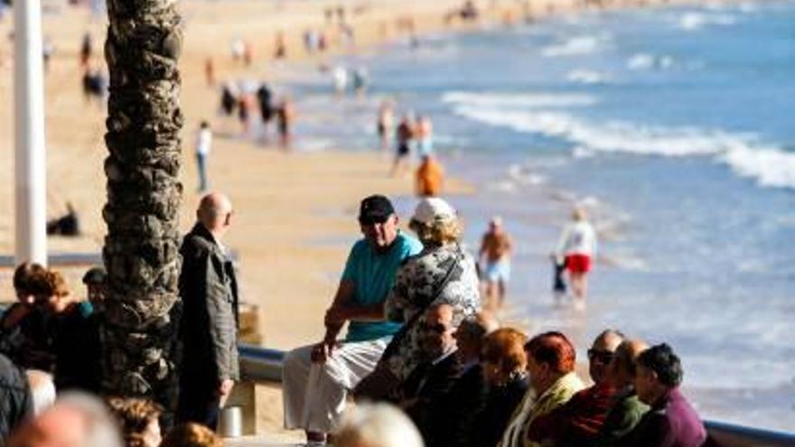 Varios turistas en la zona de la playa de Levante de Benidorm