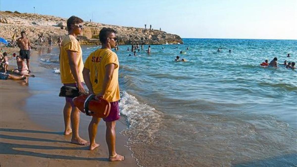 Unos vigilantes en la playa donde se produjo el embrollo, ayer.