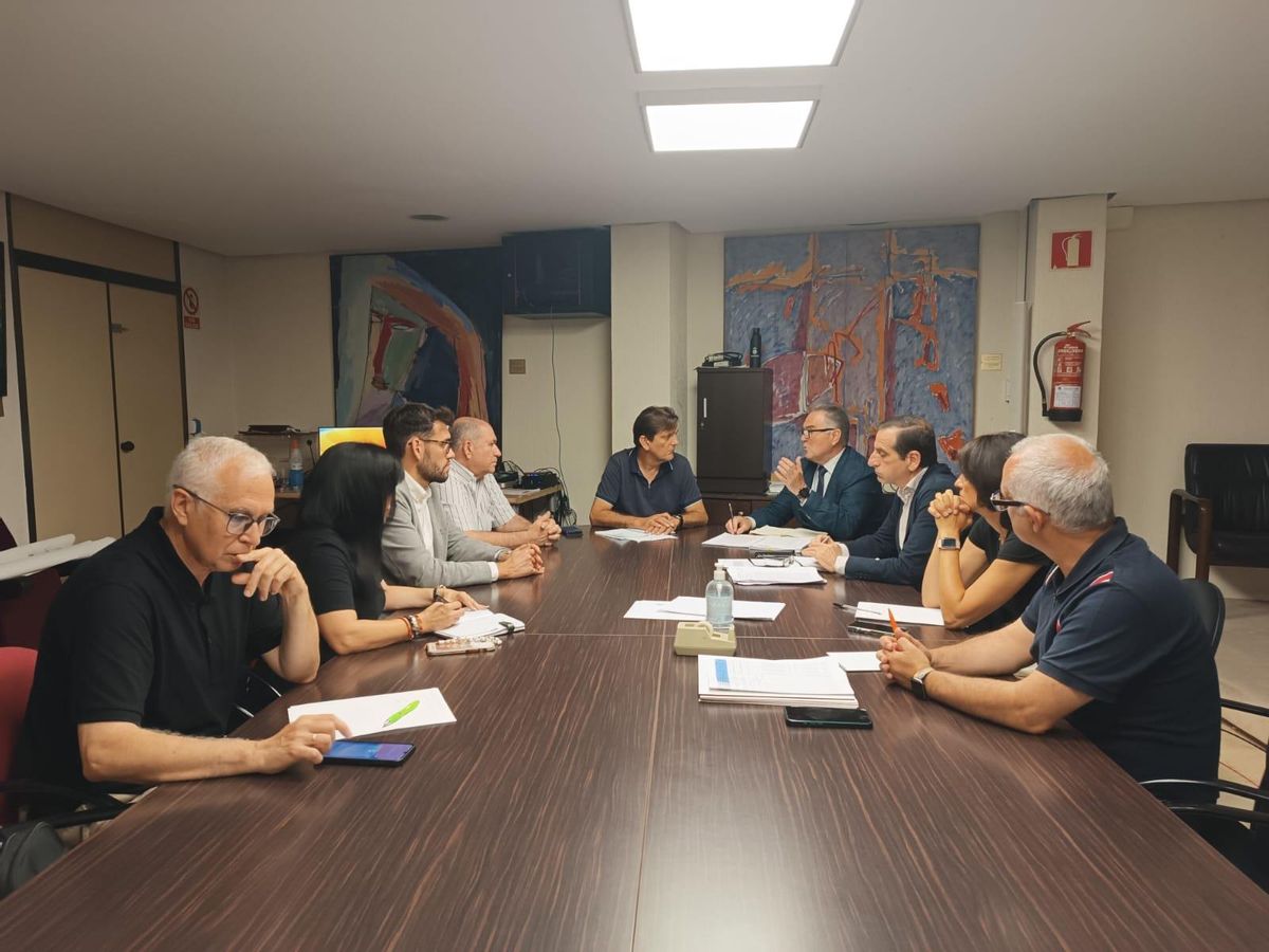 Gan Pampols, en la reunión mantenida con concejales y técnicos del Ayuntamiento de Alzira.
