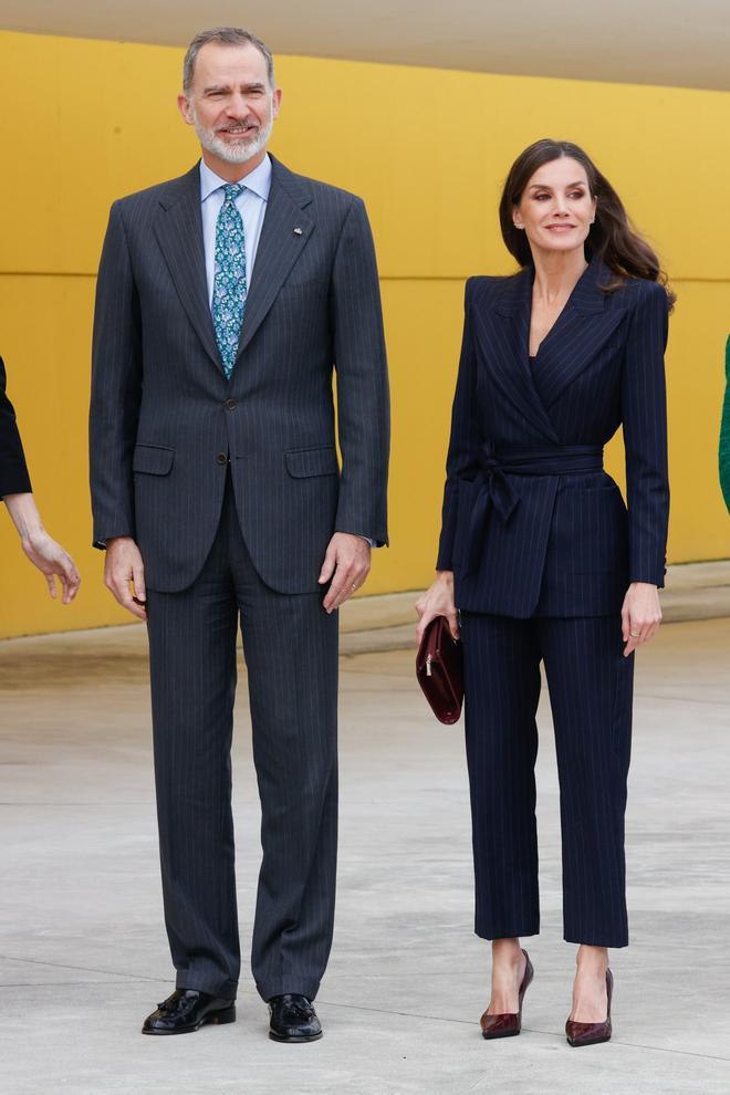 El look de la reina Letizia con raya diplomática