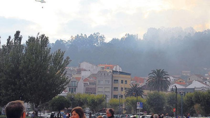 Cangas se pobló de un denso humo durante la tarde por el incendio de San Roque, muy próximo a la localidad.  // G.N.