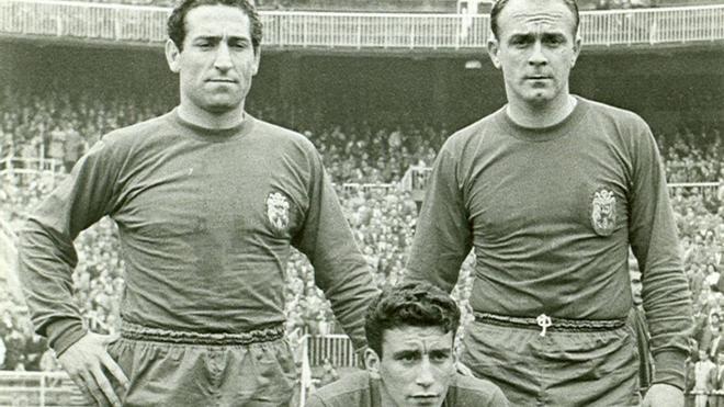 Paco Gento, en un partido con la selección junto a Di Stéfano