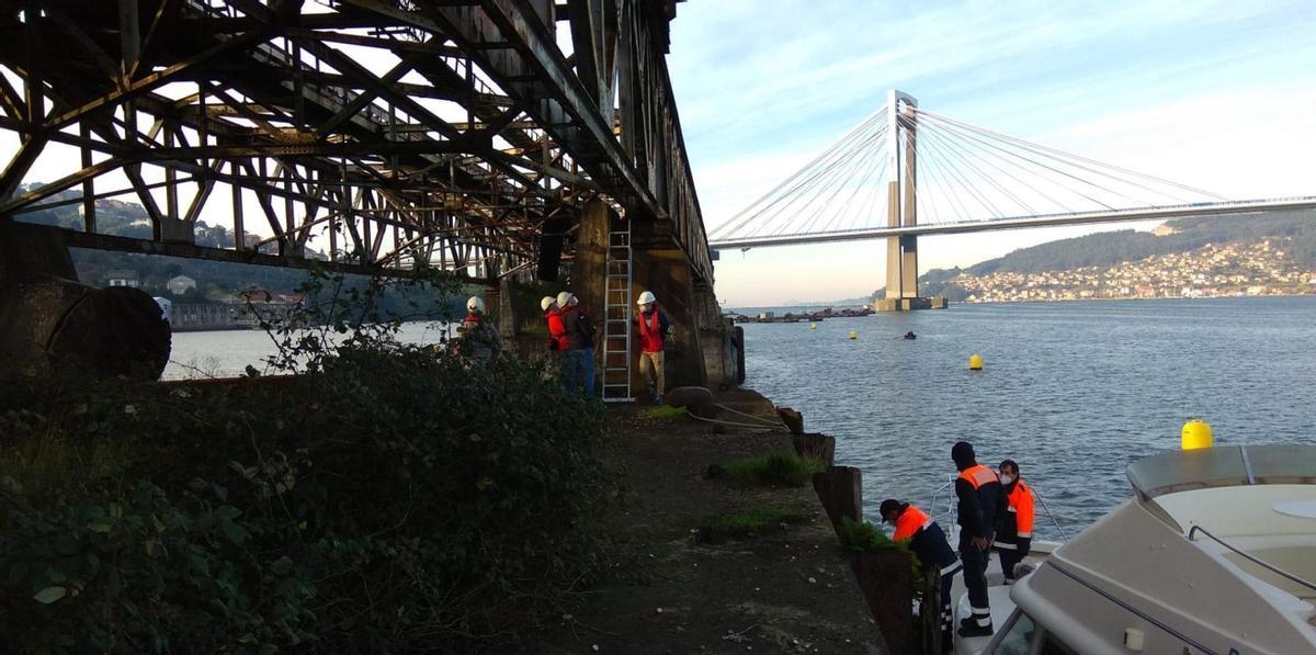 Revisión al antiguo cargadero de mineral realizada por técnicos encargada por el Concello en 2020. | C.R.