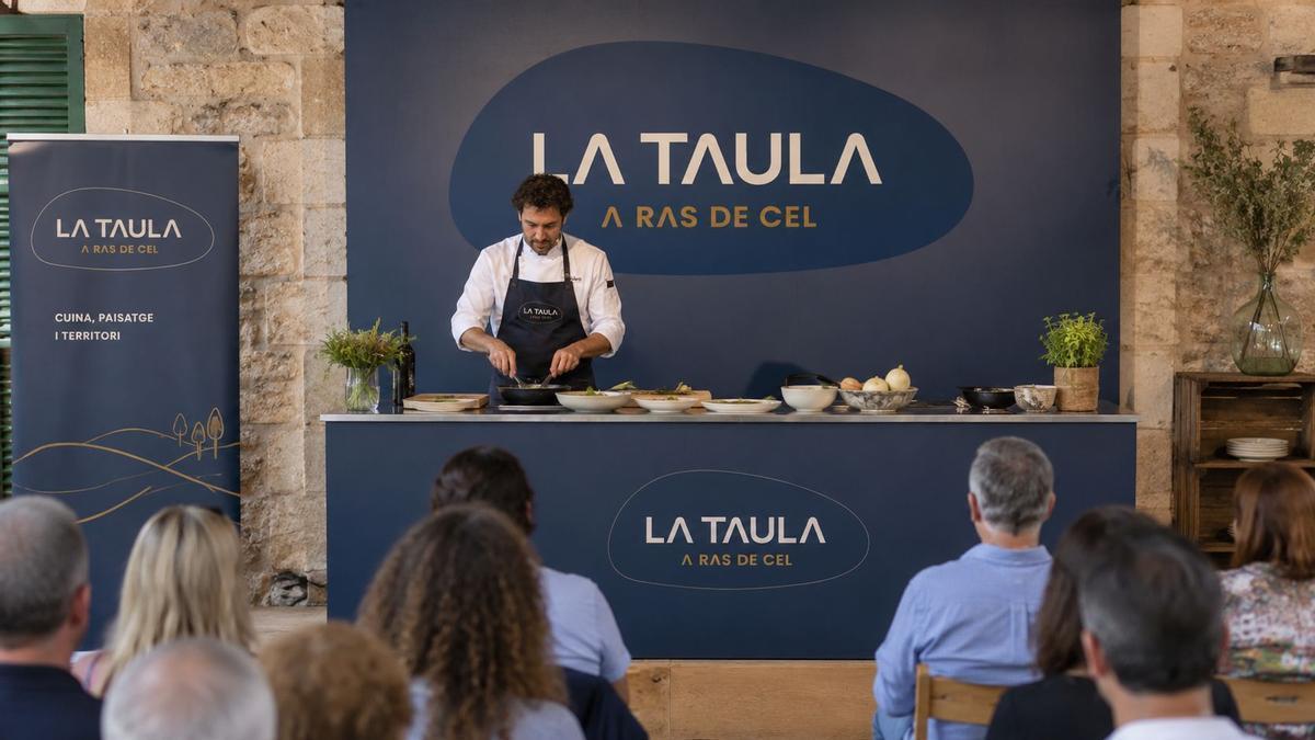El estudio de diseño gráfico Fernando Cervera ha articulado toda la propuesta en torno al concepto de "mesa" como lugar de encuentro.