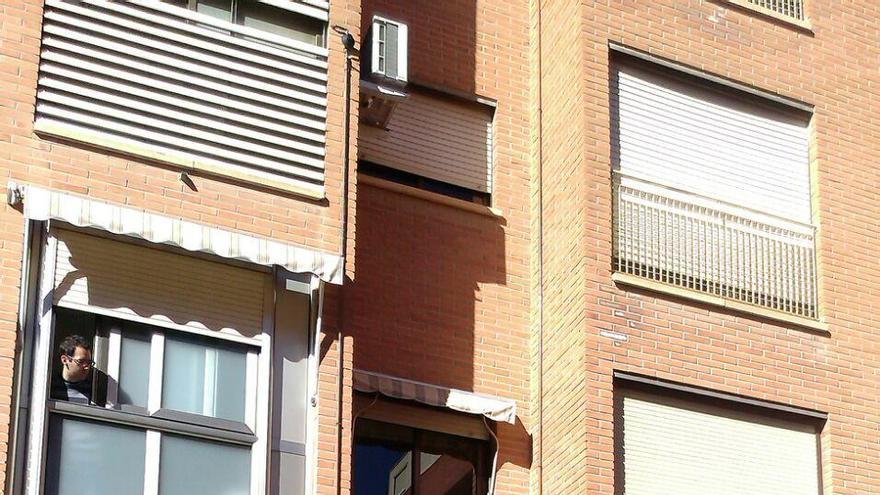 Familiares, amigos y vecinos de la fallecida en la puerta del edificio consternados tras conocer la trágica noticia