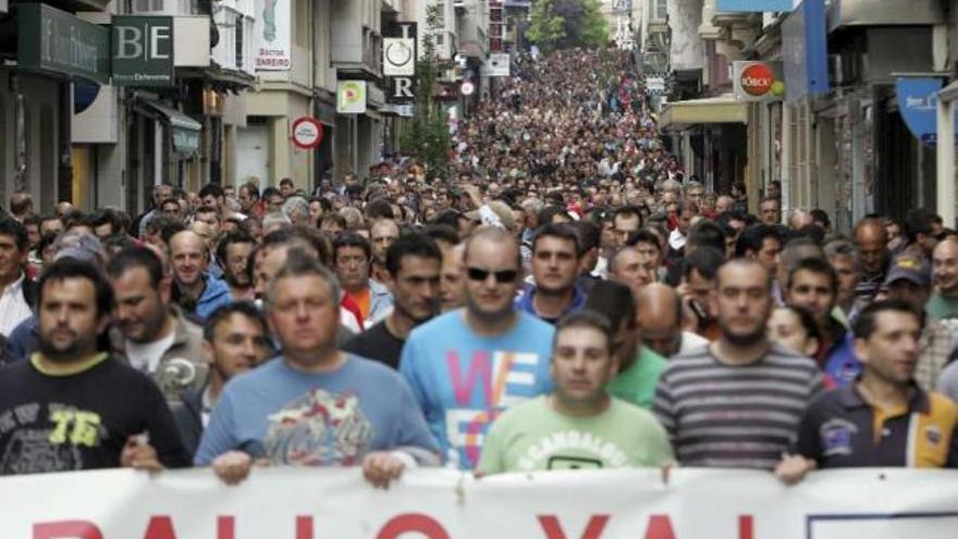 Trabajadores de Navantia, ayer, en la manifestación por las calles de Ferrol. / efe