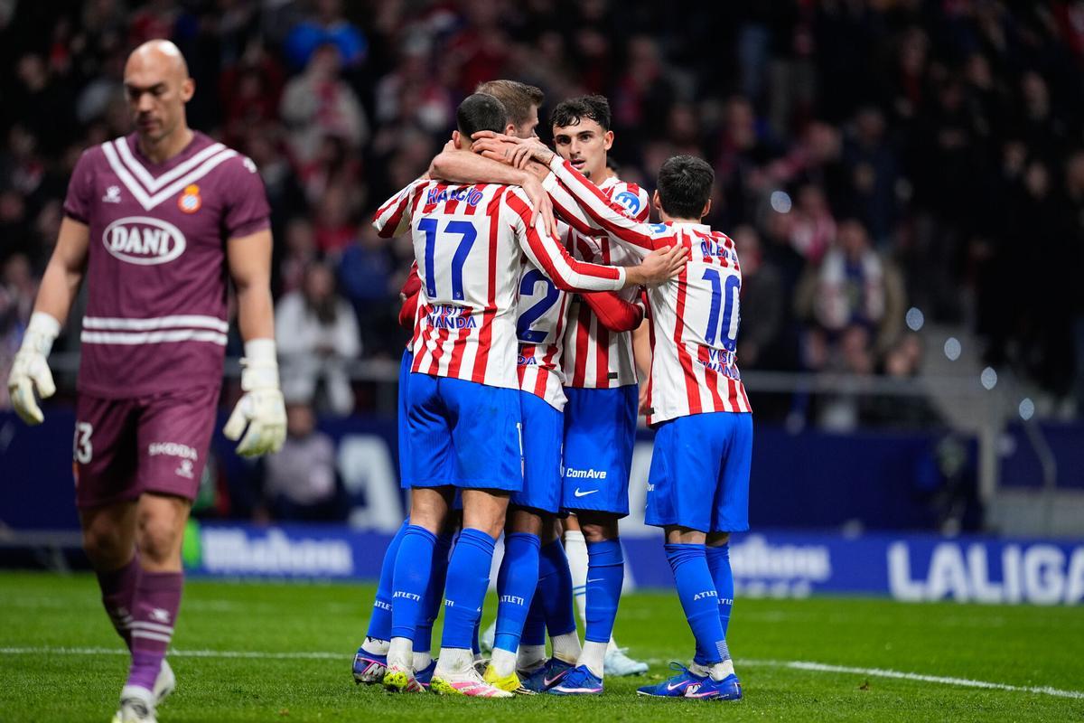 Los jugadores del Atlético celebran el tanto de Lookman ante la decepción de Dmitrovic, este sábado en Madrid.