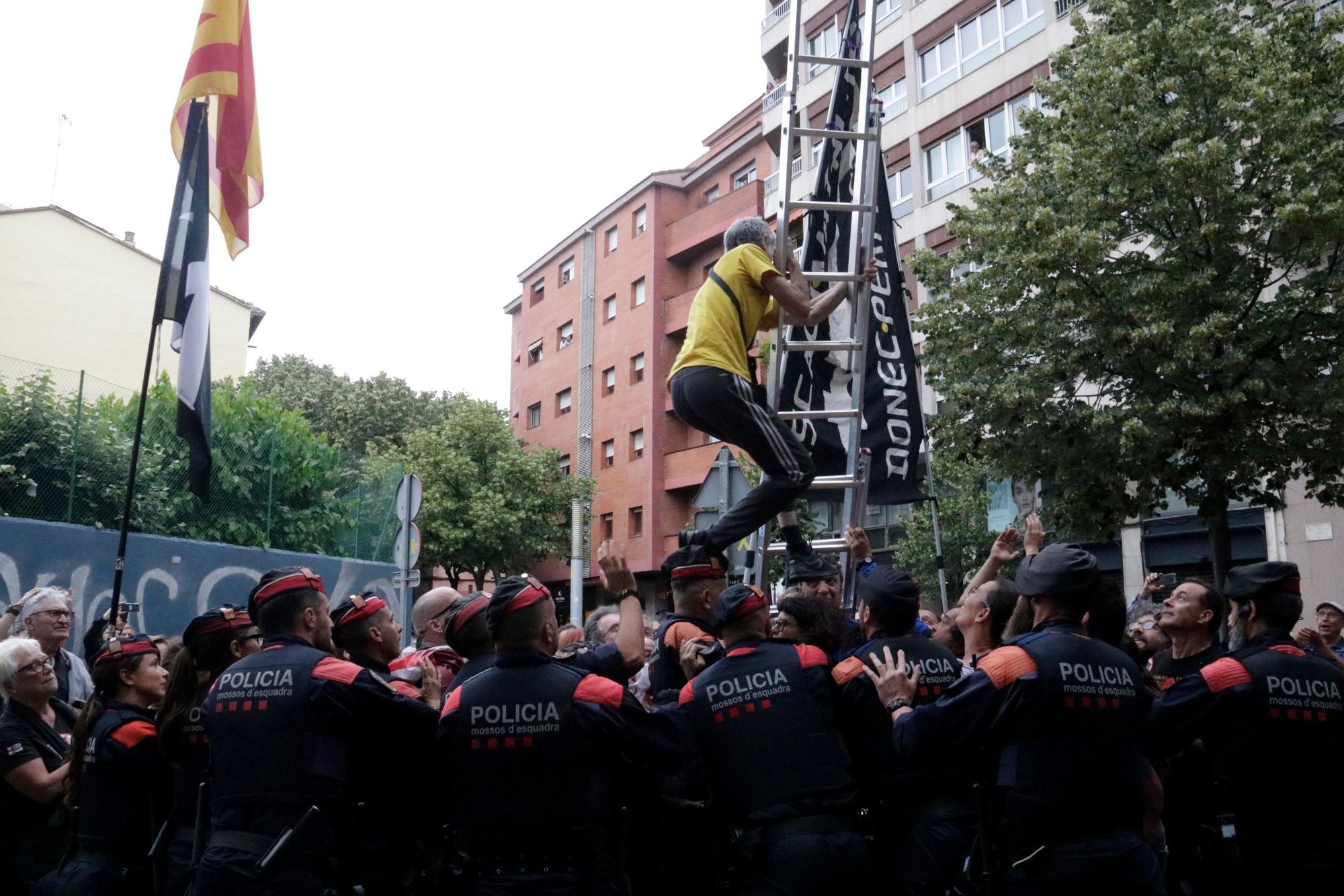 Tensió, cops de porra i un detingut durant una manifestació antimonàrquica a Girona
