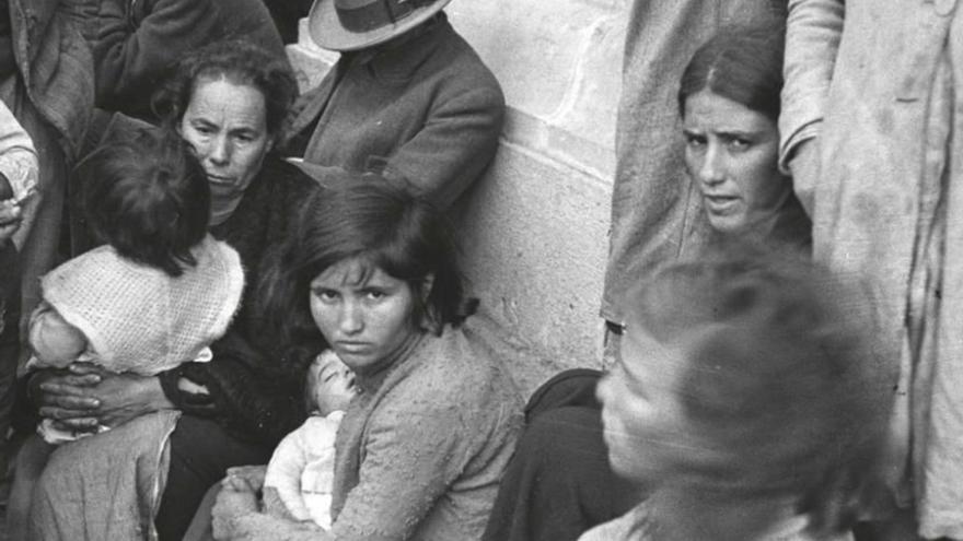 Un grupo de personas logra llegar a Barcelona caminando desde Málaga en febrero de 1937.