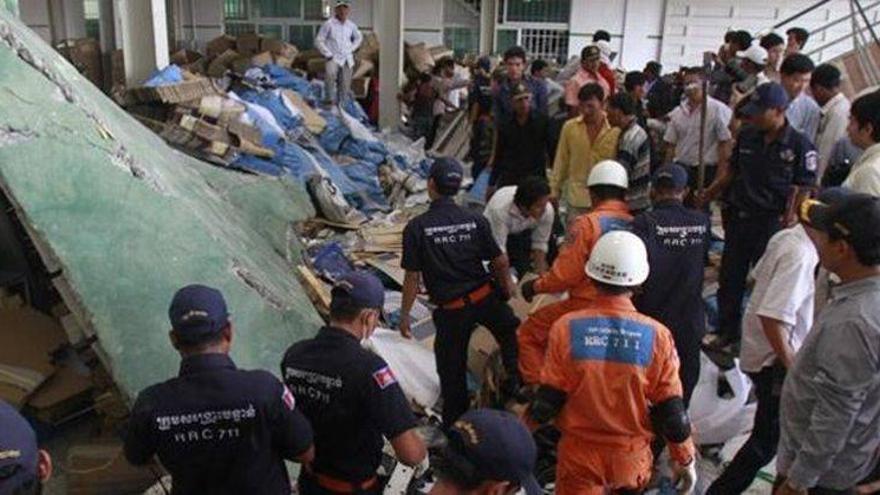 Al menos tres muertos al hundirse el techo de una fábrica de calzado en Camboya