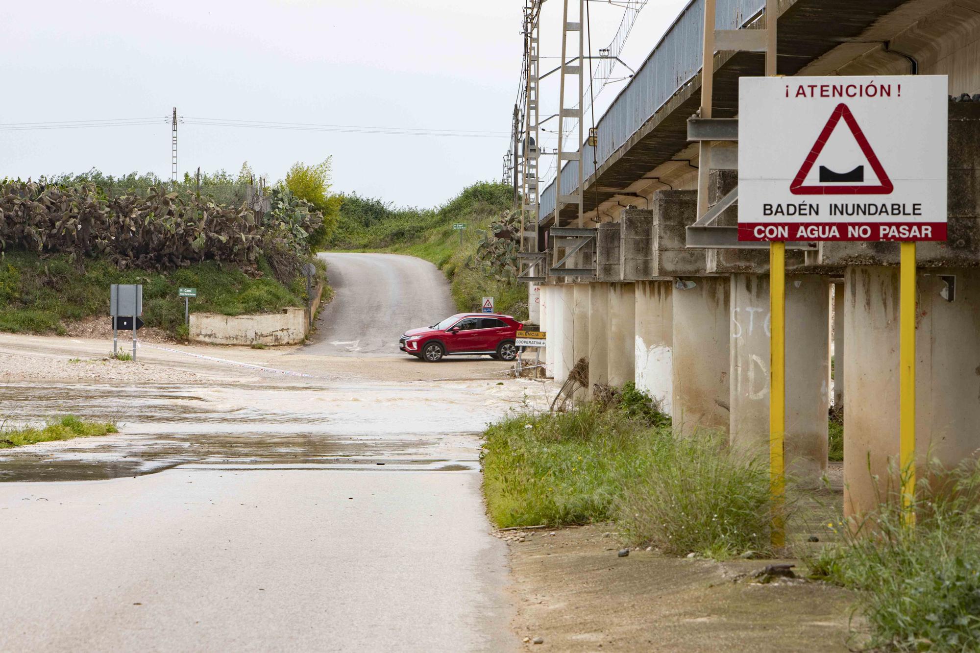 Las intensas precipitaciones han desbordado barrancos y cortado caminos en diferentes municipios de la comarca