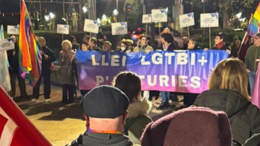 Concentración para exigir la ley autonómica LGTBI+