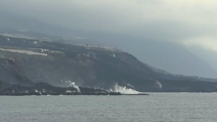 El volcán sigue alimentando la nueva fajana en La Palma