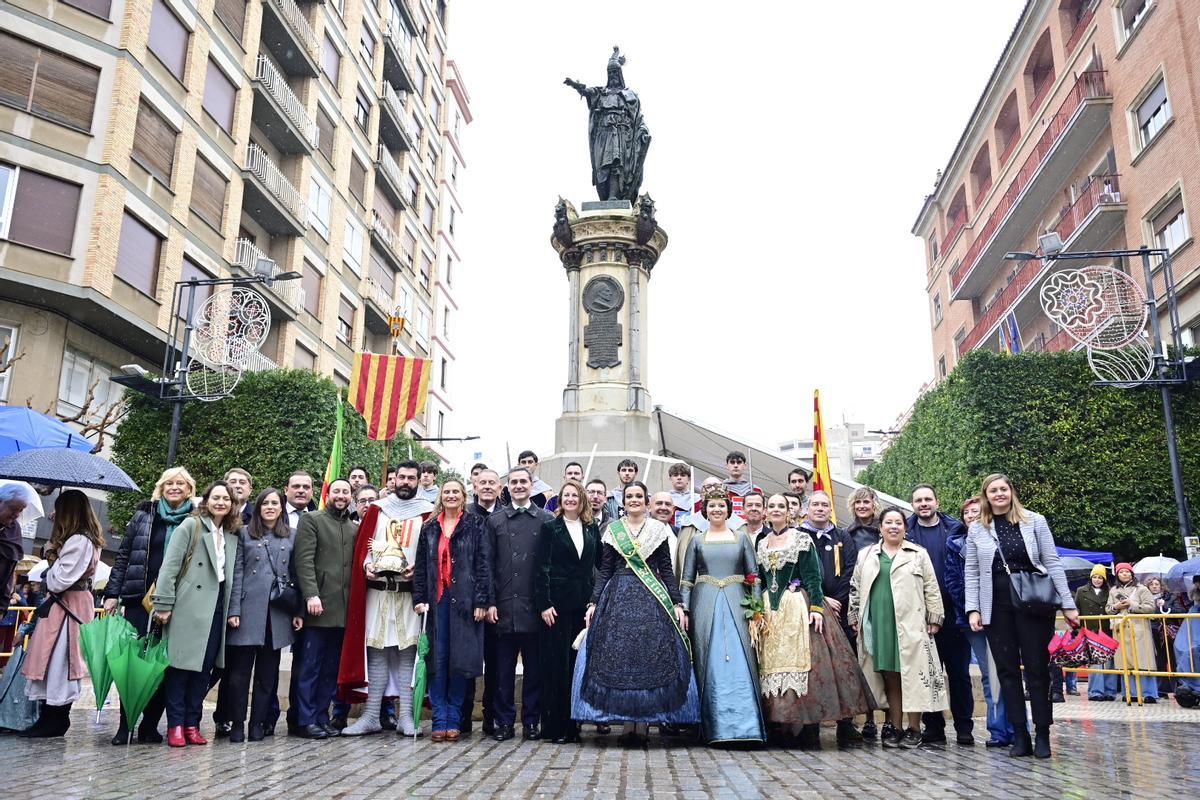 Galería de imágenes: La Germandat dels Cavallers de la Conquesta desafía a la lluvia para homenajear al monarca
