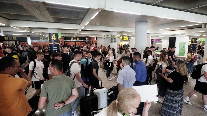 Pasajeros en el aeropuerto de Son Sant Joan.