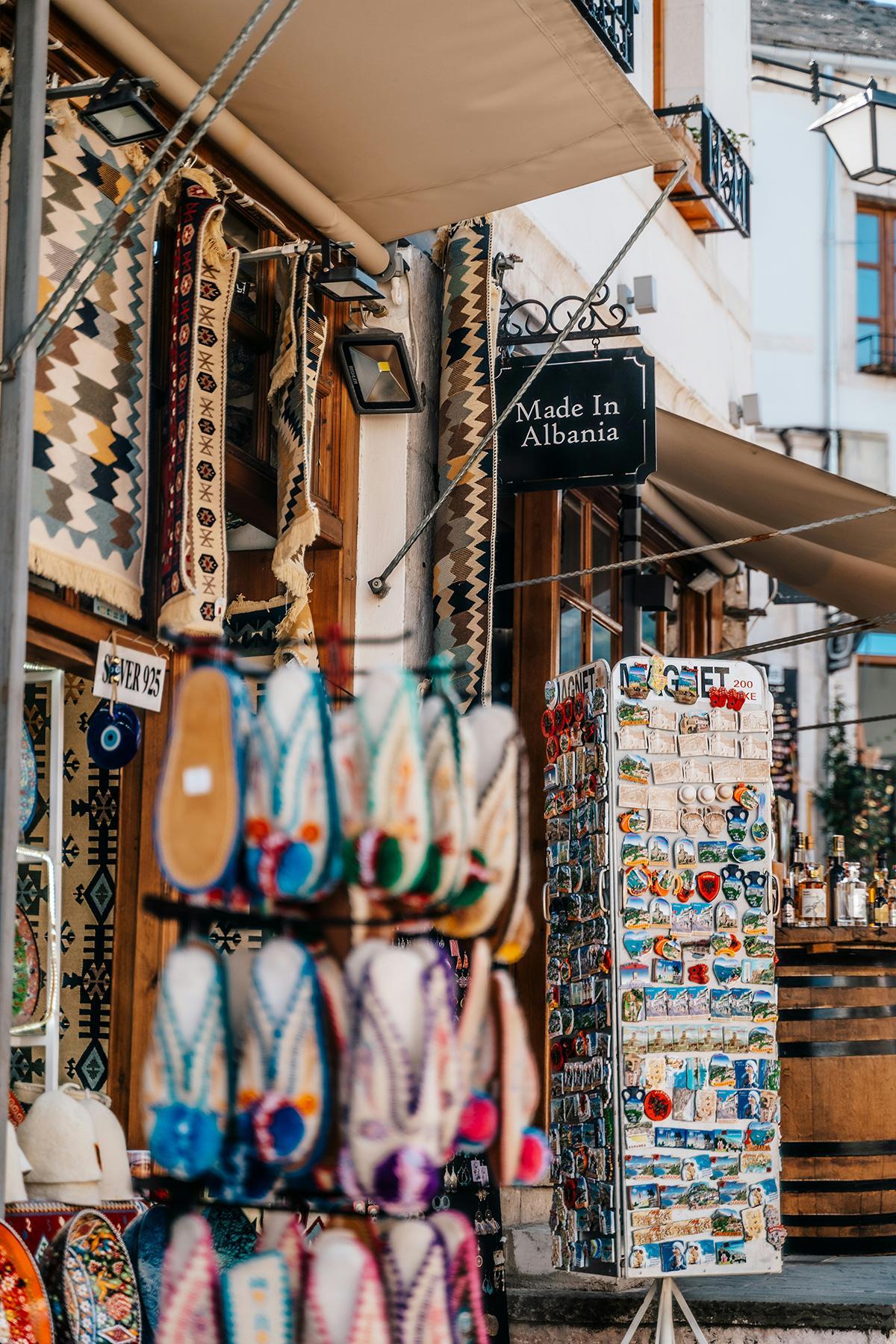 Artesanía y recuerdos locales en el bazar de Gjirokastra, una de las paradas con más encanto del sur de Albania.