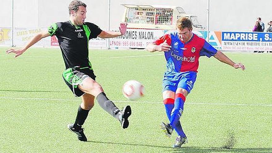 El lateral azulgrana Manolo despeja el balón ante la presión del universitario Borja Carril.