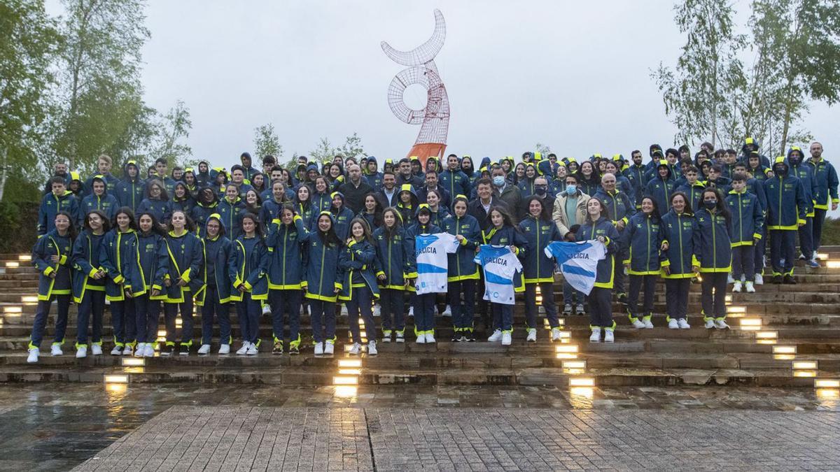 Foto de familia de las selecciones gallegas, ayer, en Santiago. // FDV