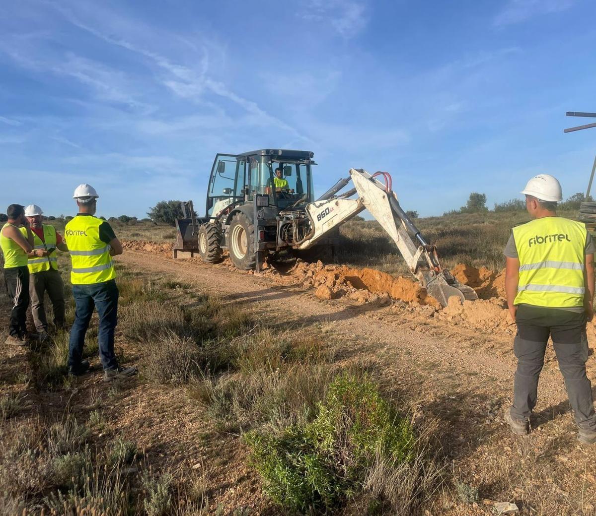 Operarios trabajan en la canalización de la fibra óptica por caminos rurales.