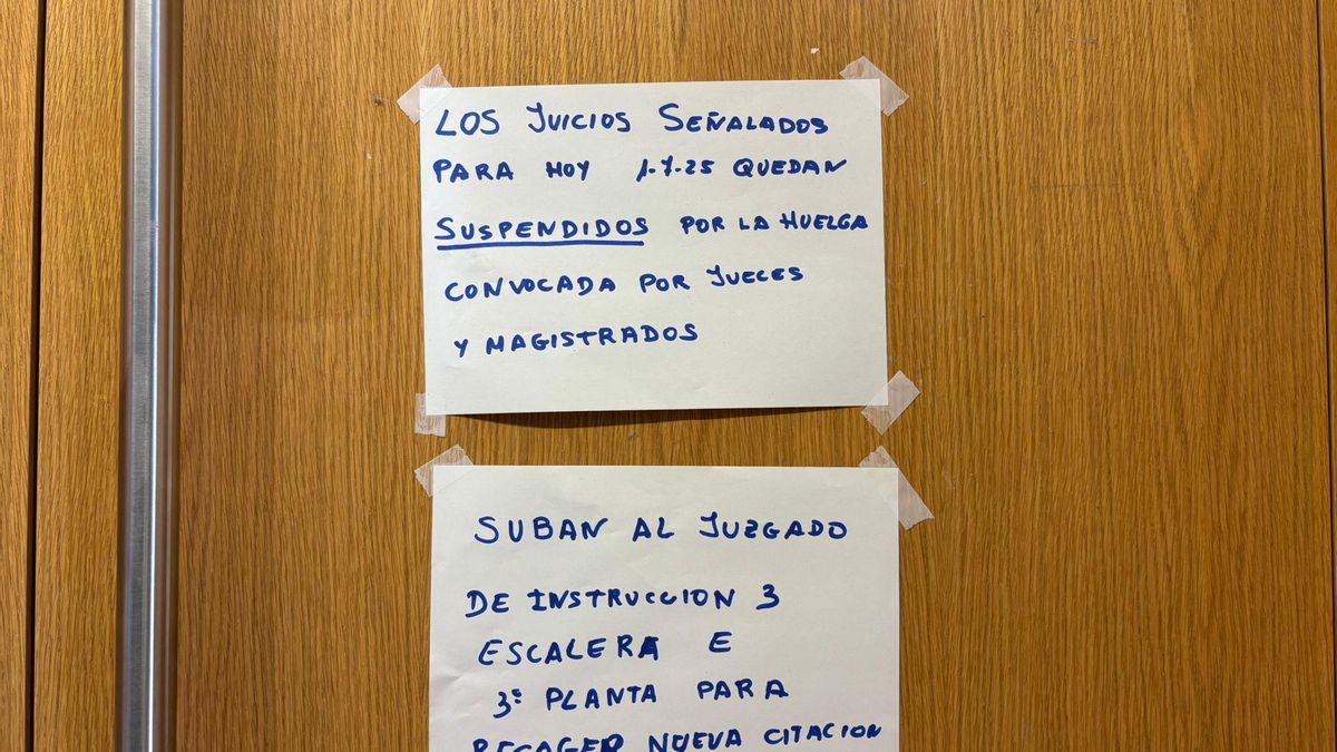 Uno de los carteles informativos en las salas de vistas del edificio Fueros de Aragón, en la Ciudad de la Justicia de Zaragoza.