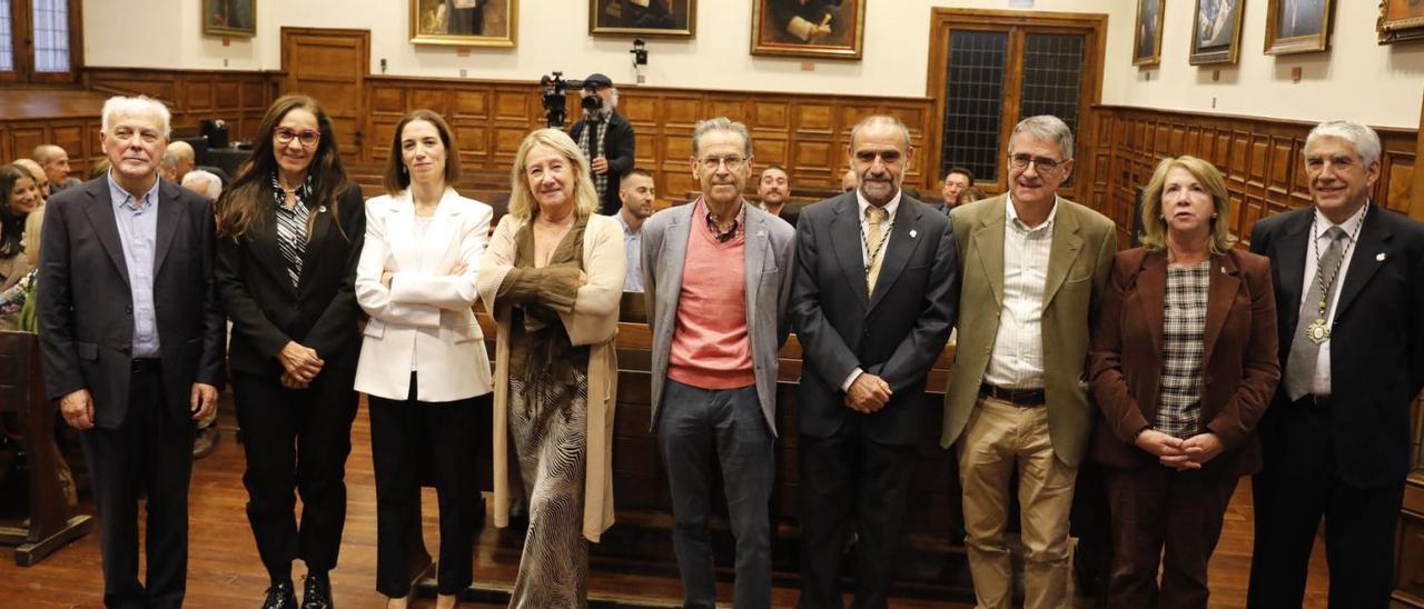 Juan Ramón de los Toyos, Inés Peñuelas, Mar Alonso, Cristina Rodríguez, Javier Belzunce, Javier Sebastián, Adenso Díaz, Celia Fernández y Mario Díaz, ayer, en el acto de entrega del premio.    | FERNANDO RODRÍGUEZ