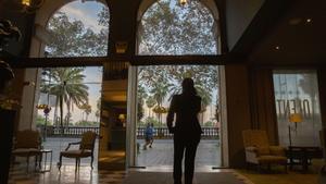 Una mujer en la entrada de un hotel en el paseo de Colón de Barcelona.