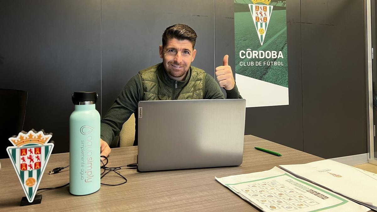 Javier Flores, en su primer día de trabajo en el Córdoba CF tras su ingreso en el 'staff' técnico.