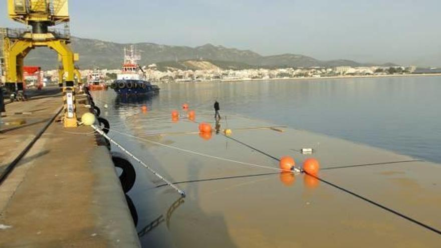 Un depósito flotante permite transportar hasta 5.000 m3  de agua dulce por el mar