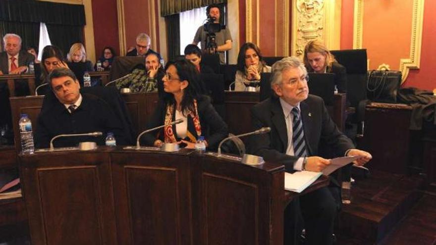 El portavoz del PP, Rosendo Fernández, en un momento de su intervención en el pleno.  // Iñaki Osorio